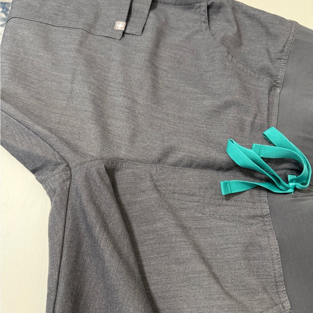 FIGS KADE Cargo Scrub Pants Women’s M
Graphite
Excellent condition - Picture 4 of 5
